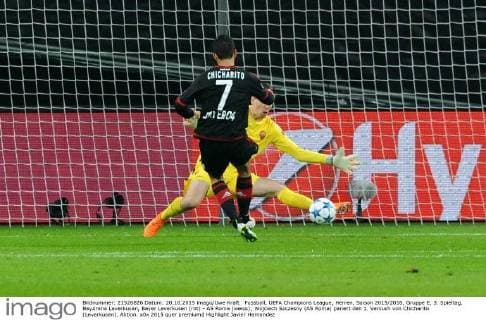 Fussball, UEFA Champions League, Herren, Saison 2015 2016, Gruppe E, 3. Spieltag, BayArena Leverkusen, Bayer Leverkusen (rot) - AS Roma (weiss); Wojciech Szczesny (AS Roma) pariert den 1. Versuch von Chicharito (Leverkusen), Aktion.