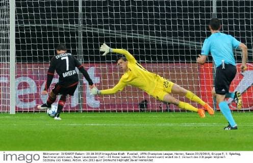 Fussball, UEFA Champions League, Herren, Saison 2015 2016, Gruppe E, 3. Spieltag, BayArena Leverkusen, Bayer Leverkusen (rot) - AS Roma (weiss); Chicharito (Leverkusen) erzielt im 2. Versuch das 2:0 gegen Wojciech Szczesny (AS Roma), Aktion.