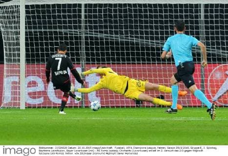 Fussball, UEFA Champions League, Herren, Saison 2015 2016, Gruppe E, 3. Spieltag, BayArena Leverkusen, Bayer Leverkusen (rot) - AS Roma (weiss); Chicharito (Leverkusen) erzielt im 2. Versuch das 2:0 gegen Wojciech Szczesny (AS Roma), Aktion.