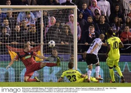 Sofiane Feghouli midfielder of Valencia CF - but - Sels Matz goalkeeper of KAA Gent FOOTBALL : Valence vs La gantoise - Ligue des Champions - 20 10 2015 Photonews Panoramic 