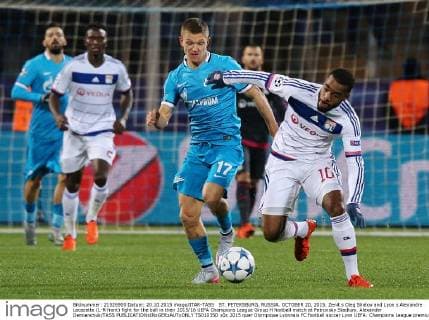 ST. PETERSBURG, RUSSIA. OCTOBER 20, 2015. Zenit s Oleg Shatov and Lyon s Alexandre Lacazette (L-R front) fight for the ball in their 2015 16 UEFA Champions League Group H football match at Petrovsky Stadium. Alexander Demianchuk TASS  TS01035D