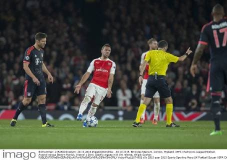 20.10.2015. Emirates Stadium, London, England. UEFA Champions League Football. Arsenal versus Bayern Munich. Arsenal s Santi Cazorla argues with the referee. xNigelxCookex  ActionPlus11674001