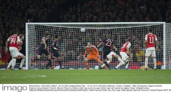 20.10.2015. Emirates Stadium, London, England. UEFA Champions League Football. Arsenal versus Bayern Munich. Bayern Munich s Arturo Vidal has a shot on goal which was well saved by keeper Neuer xNigelxCookex  ActionPlus11674002