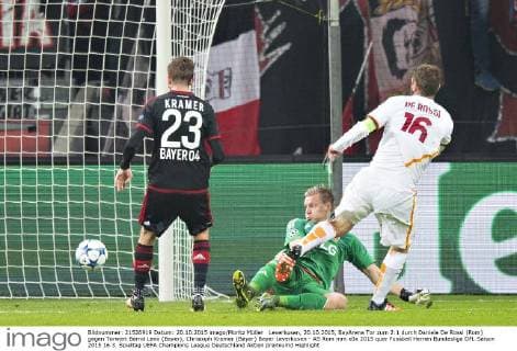 Leverkusen, 20.10.2015, BayArena Tor zum 2:1 durch Daniele De Rossi (Rom) gegen Torwart Bernd Leno (Bayer), Christoph Kramer (Bayer) Bayer Leverkusen - AS Rom mm