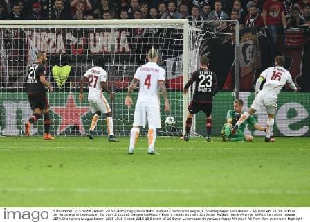 Fußball Champions League 3. Spieltag Bayer Leverkusen - AS Rom am 20.10.2015 in der BayArena in Leverkusen Tor zum 2:1 durch Daniele De Rossi ( Rom ), rechts xRx