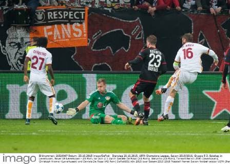 Dienstag 20.10.2015, UEFA Champions League, Saison 2015 2016, Gruppe E 3. Spieltag in Leverkusen, Bayer 04 Leverkusen - AS Rom, tor zum 2:1 durch Daniele De Rossi (AS Rom), Gervinho (AS Rom), Torwart Bernd LENO (Leverkusen), Christoph Kramer (Leverkusen) und Daniele De Rossi (AS Rom) DeFodi001