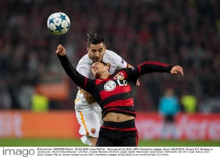 Dienstag 20.10.2015, UEFA Champions League, Saison 2015 2016, Gruppe E 3. Spieltag in Leverkusen, Bayer 04 Leverkusen - AS Rom, Kostas Manolas (AS Rom) gegen Javier Hernandez (Leverkusen) DeFodi001
