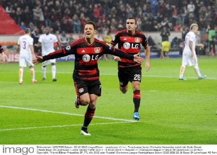 Leverkusen V.l.n.r. Torschuetze Javier Chicharito Hernandez jubelt mit Giulio Donati ( beide Bayer 04 Leverkusen ) ueber seinen Treffer zum 1 : 0 20.10.2015 --- Fussball --- Champions League --- Bayer 04 Leverkusen vs AS Rom Copyright: Thienel Eibner-Pressefoto EP_TTL