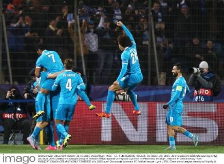 ST. PETERSBURG, RUSSIA. OCTOBER 20, 2015. Zenit s players celebrate scoring in the 2015 16 UEFA Champions League Group H football match against Olympique Lyonnais at Petrovsky Stadium. Alexander Demianchuk TASS  TS01035E