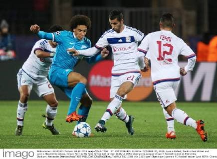 ST. PETERSBURG, RUSSIA. OCTOBER 20, 2015. Lyon s Rafael, Zenit s Axel Witsel and Lyon s Maxime Gonalons, Jordan Ferri (L-R) fight for the ball in their 2015 16 UEFA Champions League Group H football match at Petrovsky Stadium. Alexander Demianchuk TASS  TS010360