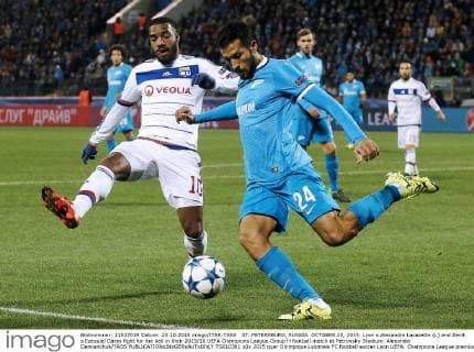 ST. PETERSBURG, RUSSIA. OCTOBER 20, 2015. Lyon s Alexandre Lacazette (L) and Zenit s Ezequiel Garay fight for the ball in their 2015 16 UEFA Champions League Group H football match at Petrovsky Stadium. Alexander Demianchuk TASS  TS010361