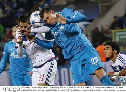 ST. PETERSBURG, RUSSIA. OCTOBER 20, 2015. Lyon s Maxime Gonalons (L) and Zenit s Artyom Dzyuba fight for the ball in their 2015 16 UEFA Champions League Group H football match at Petrovsky Stadium. Alexander Demianchuk TASS  TS010362