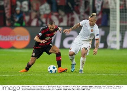 Dienstag 20.10.2015, UEFA Champions League, Saison 2015 2016, Gruppe E 3. Spieltag in Leverkusen, Bayer 04 Leverkusen - AS Rom, Oemer TOPRAK (Leverkusen) gegen Radja Nainggolan (AS Rom) DeFodi001