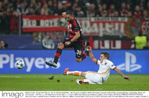 20.10.2015, Fussball UEFA Champions League 2015 2016, Gruppenphase, 3.Spieltag, Bayer 04 Leverkusen - AS Rom, in der BayArena Leverkusen. v.l. Karim Bellarabi (Bayer Leverkusen) gegen Lucas Digne (AS Rom) 