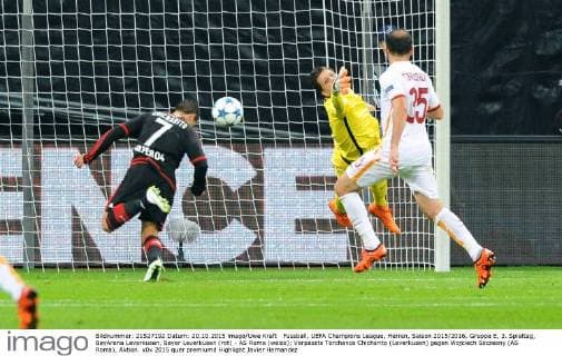 Fussball, UEFA Champions League, Herren, Saison 2015 2016, Gruppe E, 3. Spieltag, BayArena Leverkusen, Bayer Leverkusen (rot) - AS Roma (weiss); Verpasste Torchance Chicharito (Leverkusen) gegen Wojciech Szczesny (AS Roma), Aktion.