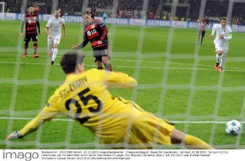 Championsleague: Bayer 04 Leverkusen - AS Rom 20.10.2015. Tor zum 1:0 für Leverkusen per Handelfmeter durch Javier Hernandez (7) gegen Tw. Wojciech Szczesny (Rom). HM