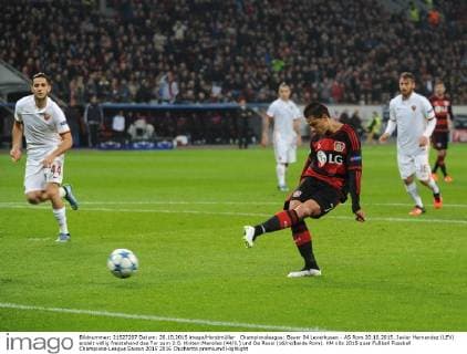 Championsleague: Bayer 04 Leverkusen - AS Rom 20.10.2015. Javier Hernandez (LEV) erzielt völlig freistehend das Tor zum 2:0. Hinten:Manolas (44 li.) und De Rossi (16 re beide Rom). HM