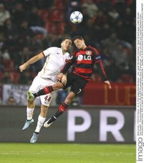 Foto: Javier Hernandez Chicharito - Bayer 04 köpft gegen Kostas Manolas , links Fussball - Championsleague am Di. 20.10.2015 Gruppenphase, Bayer 04 Leverkusen - AS Rom