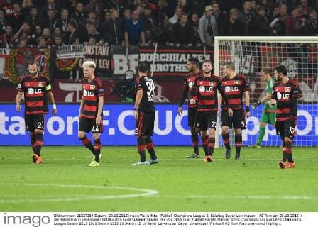Fußball Champions League 3. Spieltag Bayer Leverkusen - AS Rom am 20.10.2015 in der BayArena in Leverkusen Enttäuschte Leverkusener Spieler xRx
