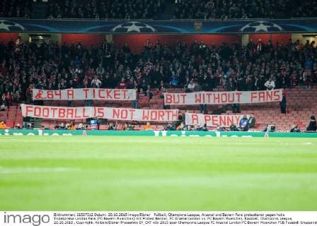 Fußball, Champions League, Arsenal und Bayern Fans protestieren gegen hohe Ticketpreise London Fans (FC Bayern Muenchen) mit Protest Banner, FC Arsenal London vs. FC Bayern Muenchen, Fussball, Champoins League, 20.10.2015 , Copyright: Kolbert Eibner-Pressefoto EP_CKT