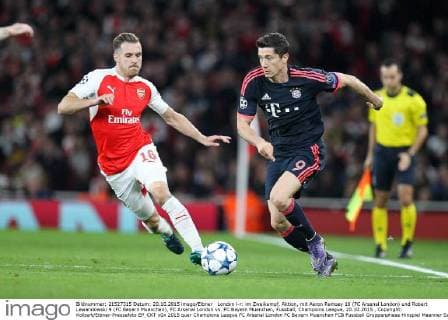 London l-r: im Zweikampf, Aktion, mit Aaron Ramsey 16 (FC Arsenal London) und Robert Lewandowski 9 (FC Bayern Muenchen), FC Arsenal London vs. FC Bayern Muenchen, Fussball, Champoins League, 20.10.2015 , Copyright: Kolbert Eibner-Pressefoto EP_CKT