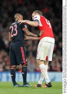 London l-r: Arturo Vidal 23 (FC Bayern Muenchen) und Per Mertesacker 4 (FC Arsenal London), FC Arsenal London vs. FC Bayern Muenchen, Fussball, Champoins League, 20.10.2015 , Copyright: Kolbert Eibner-Pressefoto EP_CKT