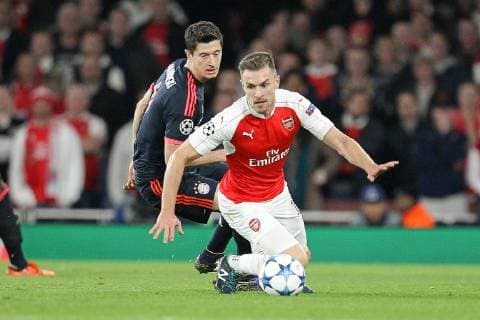 London l-r: im Zweikampf, Aktion, mit Robert Lewandowski 9 (FC Bayern Muenchen) und Aaron Ramsey 16 (FC Arsenal London), FC Arsenal London vs. FC Bayern Muenchen, Fussball, Champoins League, 20.10.2015 , Copyright: Kolbert Eibner-Pressefoto EP_CKT