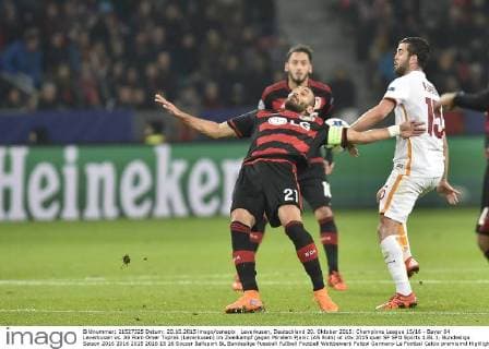 Leverkusen, Deutschland 20. Oktober 2015: Champions League 15 16 - Bayer 04 Leverkusen vs. AS Rom Ömer Toprak (Leverkusen) im Zweikampf gegen Miralem Pjanic (AS Rom) ot