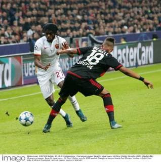 Champions-League: Bayer 04 Leverkusen--AS Rom 3.Spltg. Gervinho (ASR), Wendell (BL). Champions-League: Bayer 04 Leverkusen--AS Rom 3.Spltg.