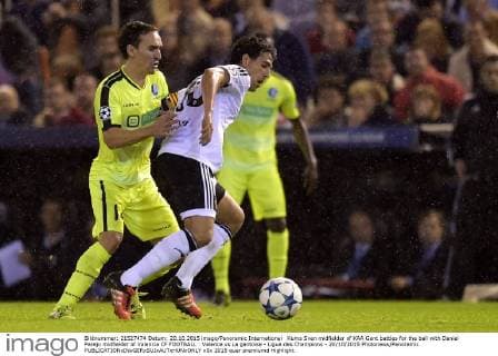 Kums Sven midfielder of KAA Gent battles for the ball with Daniel Parejo midfielder of Valencia CF FOOTBALL : Valence vs La gantoise - Ligue des Champions - 20 10 2015 Photonews Panoramic 