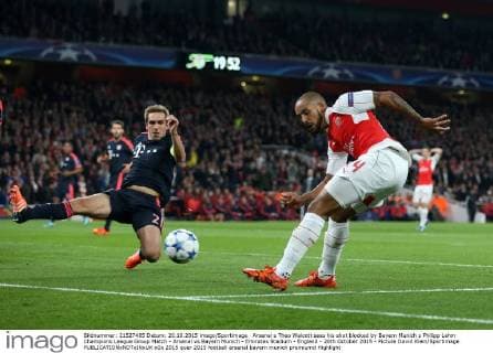 Arsenal s Theo Walcott sees his shot blocked by Bayern Munich s Philipp Lahm Champions League Group Match - Arsenal vs Bayern Munich - Emirates Stadium - England - 20th October 2015 - Picture David Klein Sportimage EDITORIAL USE ONLY. No use with unauthorised audio, video, data, fixture lists, club league logos or live services. Online in-match use limited to 120 images, no video emulation. No use in betting, games or single club league player publications.