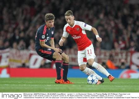 London l-r: im Zweikampf, Aktion, mit Thomas Mueller 25 (FC Bayern Muenchen) und Mesut Oezil 11 (FC Arsenal London), FC Arsenal London vs. FC Bayern Muenchen, Fussball, Champoins League, 20.10.2015 , Copyright: Kolbert Eibner-Pressefoto EP_CKT