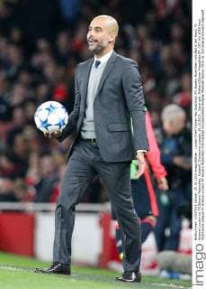 London Chef-Trainer Pep Guardiola (FC Bayern Muenchen) mit Ball in der Hand, FC Arsenal London vs. FC Bayern Muenchen, Fussball, Champoins League, 20.10.2015 , Copyright: Kolbert Eibner-Pressefoto EP_CKT