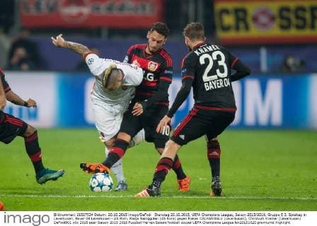 Dienstag 20.10.2015, UEFA Champions League, Saison 2015 2016, Gruppe E 3. Spieltag in Leverkusen, Bayer 04 Leverkusen - AS Rom, Radja Nainggolan (AS Rom) gegen Hakan CALHANOGLU (Leverkusen), Christoph Kramer (Leverkusen) DeFodi001