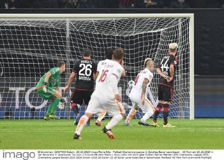 Fußball Champions League 3. Spieltag Bayer Leverkusen - AS Rom am 20.10.2015 in der BayArena in Leverkusen Tor zum 2:3 durch Miralem Pjanic ( Rom ) xRx