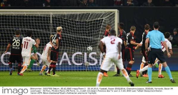 20.10.2015, Fussball, Saison 2015 2016, Champions League, 2015 16, Vorrunde, Bayer 04 Leverkusen - AS Rom, Miralem Pjanic (AS Rom), re., erzielt mit diesem Freistoss das Tor zum 2:3