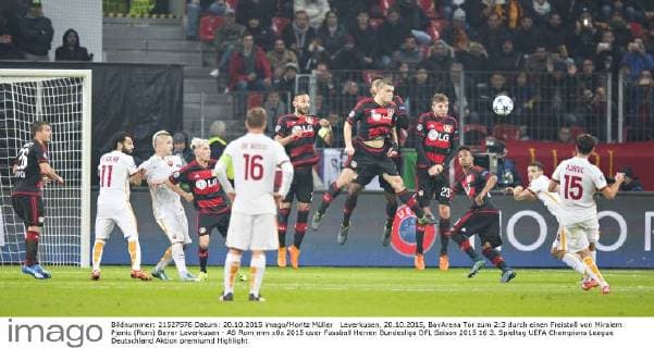 Leverkusen, 20.10.2015, BayArena Tor zum 2:3 durch einen Freistoß von Miralem Pjanic (Rom) Bayer Leverkusen - AS Rom mm