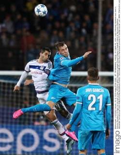 ST. PETERSBURG, RUSSIA. OCTOBER 20, 2015. Lyon s Maxime Gonalons and Zenit s Artyom Dzyuba (L-R) fight for the ball in their 2015 16 UEFA Champions League Group H Round 3 football match at Petrovsky Stadium. Alexander Demianchuk TASS  TS01036B