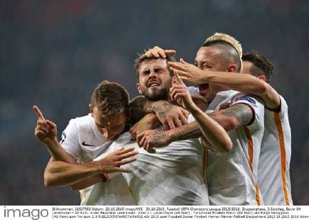 20.10.2015, Fussball UEFA Champions League 2015 2016, Gruppenphase, 3.Spieltag, Bayer 04 Leverkusen - AS Rom, in der BayArena Leverkusen. Jubel v.l. Lucas Digne (AS Rom) , Torschütze Miralem Pjanic (AS Rom) und Radja Nainggolan (AS Rom) zum Tor zum 2:3 