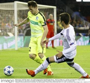 GAYA (V) FOKET (G) . Jornada 3 de Champions League, partido entre Valencia CF y KAA Gent en el estadio de Mestalla de Valencia, Valencia - Spain 20 Octubre 2015. PHOTO: Amparo Simo 