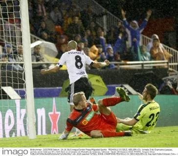 FEGHOULI (V) SELS, NIELSEN (G). Jornada 3 de Champions League, partido entre Valencia CF y KAA Gent en el estadio de Mestalla de Valencia, Valencia - Spain 20 Octubre 2015. PHOTO: Amparo Simo 