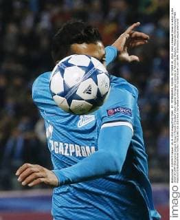 ST. PETERSBURG, RUSSIA. OCTOBER 20, 2015. Zenit s Ezequiel Garay in action in the 2015 16 UEFA Champions League Group H Round 3 football match against Olympique Lyonnais at Petrovsky Stadium. Alexander Demianchuk TASS  TS01036D