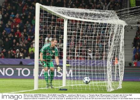 Leverkusen Bernd Leno ( 1, Torwart, Bayer 04 Leverkusen) holt nach dem 2:3 den Ball aus dem Netz Bayer 04 Leverkusen - AS Rom, Fussball, Champions League, Spieltag 3, Gruppe E, 20.10.2015 Deutzmann Eibner Copyright: Deutzmann Eibner-Pressefoto EP_CDN