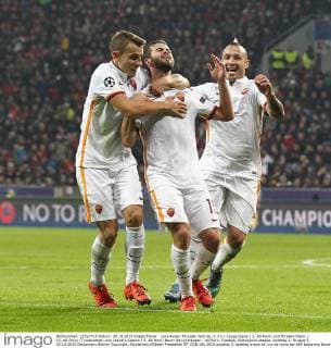 Leverkusen Torjubel nach de. 2:3 v.l. Lucas Digne ( 3, AS Rom) und Miralem Pjanic ( 15, AS Rom) (Torschuetze) und Leandro Castan ( 5, AS Rom) Bayer 04 Leverkusen - AS Rom, Fussball, Champions League, Spieltag 3, Gruppe E, 20.10.2015 Deutzmann Eibner Copyright: Deutzmann Eibner-Pressefoto EP_CDN