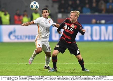 Fußball Champions League 3. Spieltag Bayer Leverkusen - AS Rom am 20.10.2015 in der BayArena in Leverkusen Iago Falque ( Rom ), links - Julian Brandt ( Leverkusen ), rechts xRx
