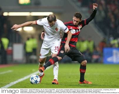 20.10.2015, Fussball UEFA Champions League 2015 2016, Gruppenphase, 3.Spieltag, Bayer 04 Leverkusen - AS Rom, in der BayArena Leverkusen. v.l. Vasilis Torosidis (AS Rom) gegen Hakan Calhanoglu (Bayer Leverkusen) 