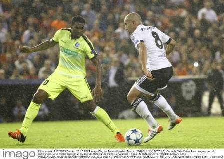 FEGHOULI (V) NETO (G). Jornada 3 de Champions League, partido entre Valencia CF y KAA Gent en el estadio de Mestalla de Valencia, Valencia - Spain 20 Octubre 2015. PHOTO: Amparo Simo 