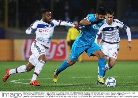 ST. PETERSBURG, RUSSIA. OCTOBER 20, 2015. Lyon s Alexandre Lacazette, Zenit s Hulk and Lyon s Maxime Gonalons (L-R) fight for the ball in their 2015 16 UEFA Champions League Group H Round 3 football match at Petrovsky Stadium. Alexander Demianchuk TASS  TS010370