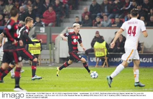 Leverkusen, 20.10.2015, BayArena Kevin Kampl (Bayer) leitet das Tor zum 4:4 ein Bayer Leverkusen - AS Rom mm
