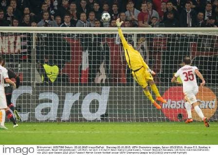 Dienstag 20.10.2015, UEFA Champions League, Saison 2015 2016, Gruppe E 3. Spieltag in Leverkusen, Bayer 04 Leverkusen - AS Rom, tor zum 3:4 durch Kevin Kampl (Leverkusen), Torwart Wojciech Szczesny (AS Rom) machtlos DeFodi001